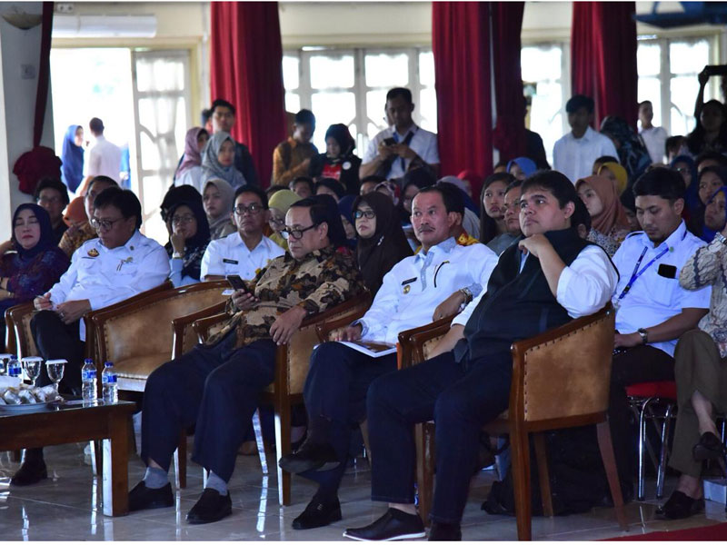 Walikota Palembang Harnojoyo (kedua kanan) menyambut baik dukungan pusat melalui untuk menjadikan Palembang sebagai sport tourism saat bertemu dengan menteri pariwisata di Palembang.