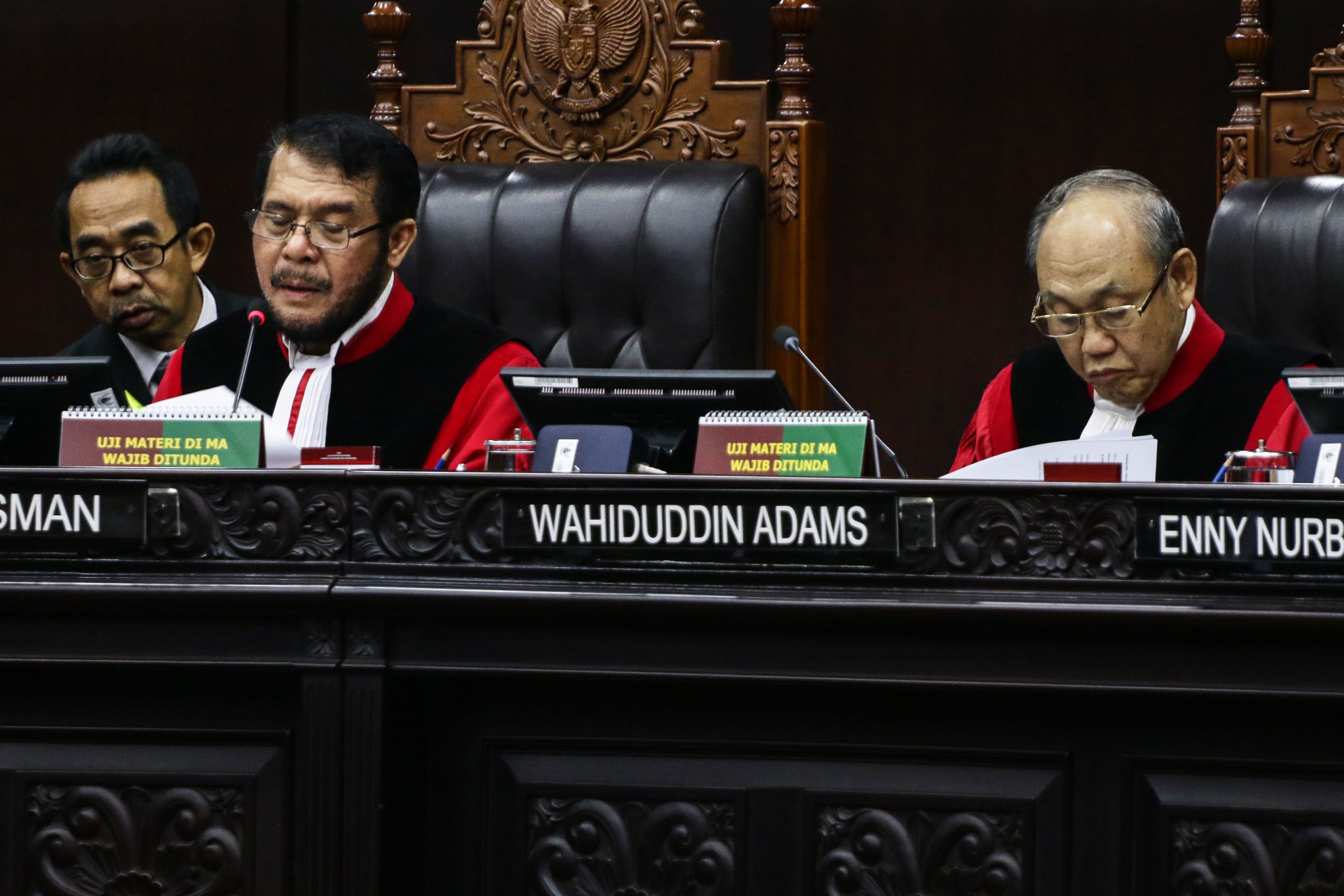SIDANG PUTUSAN PERKARA MAHKAMAH KONSTITUSI: Ketua Majelis Hakim Mahkamah Konstitusi (MK) Anwar Usman (kiri) didampingi Hakim Konstitusi Wahiduddin Adams (kanan) membacakan putusan perkara di Gedung Mahkamah Konstitusi, Jakarta, Rabu (27/2/2019). Majelis Ha