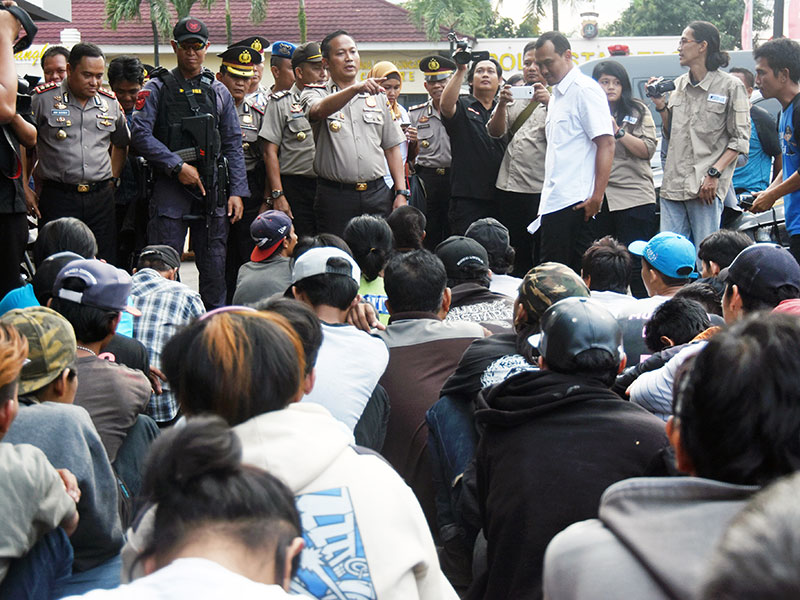 RAZIA PREMAN DAN ANAK JALANAN: Kapolresta Depok AKBP Didik Sugiarto (tengah) memberi pembinaan kepada puluhan orang diduga preman dan anak jalanan yang terjaring razia di Polresta Depok, Jawa Barat, Senin (18/12). 