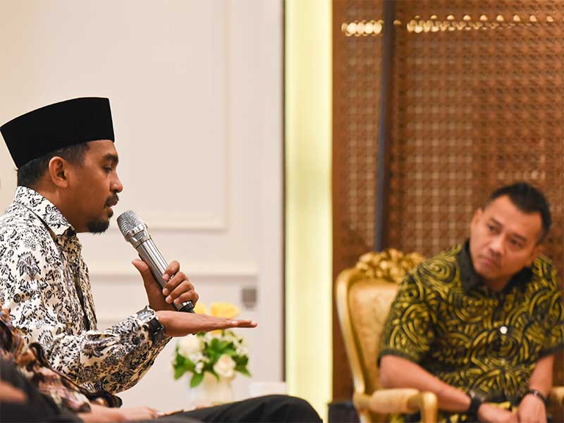 Musisi Glenn Fredly (kiri) dan Anang Hermansyah (kanan) yang juga anggota Komisi X DPR melakukan pertemuan dengan Ketua DPR Bambang Soesatyo di Kompleks Parlemen, Senayan, Jakarta, Rabu (4/4). 