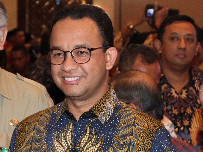 Gubernur DKI Jakarta ANies Baswedan (kedua kanan)