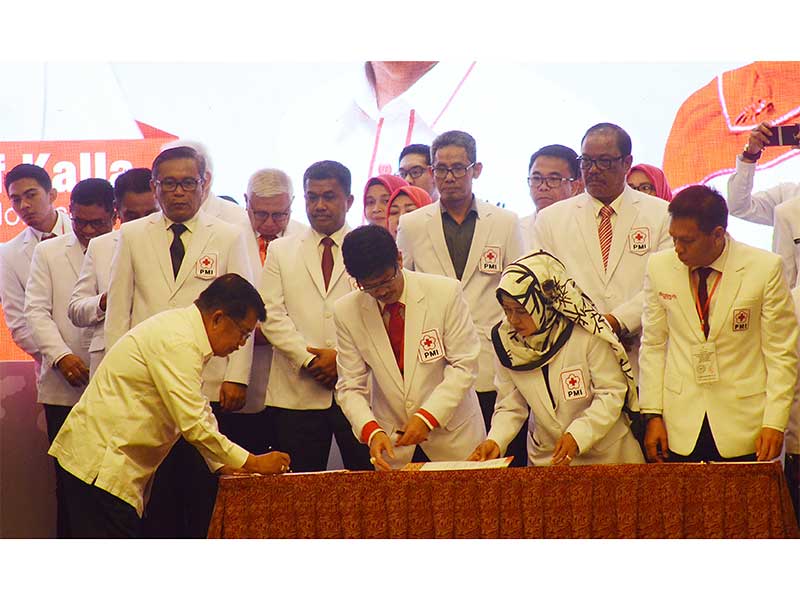 Wakil President Jusuf Kalla (kiri) menanda tangani berita acara pelantikan disaksikan sejumlah Dewan Kehormatan dan Pengurus Palang Merah Indonesia (PMI) Sulawesi Selatan di Makassar, Sulawesi Selatan, Minggu (24/02/2019).