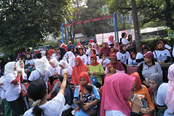 Kaum emak-emak hang juga aktivis kependudukan di kota bandungmendeklarasikan dukungan untuk joko widodo maruf amin sabtu 23/2