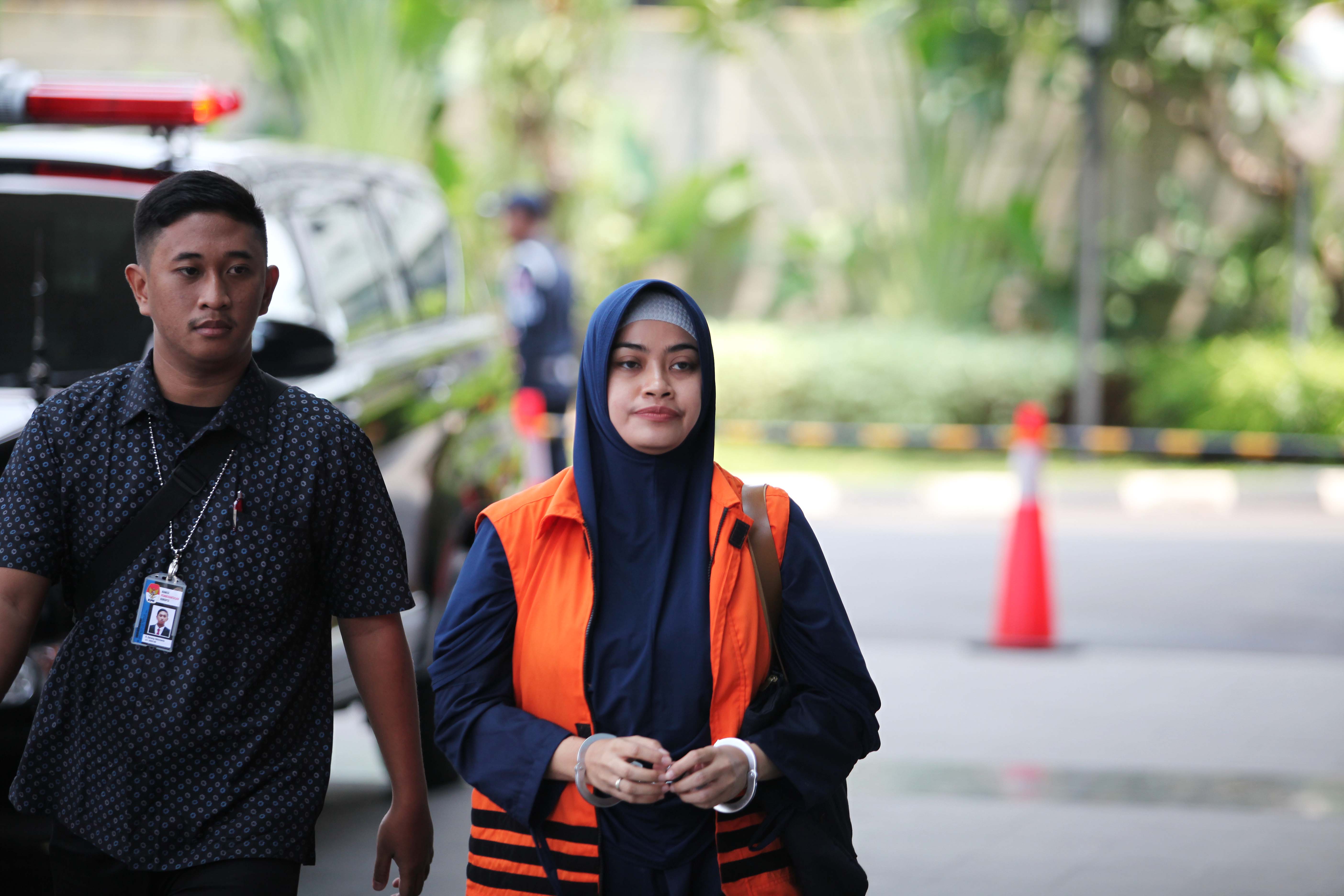 PEMERIKSAAN LANJUTAN KASUS SPAM KEMENTERIAN PUPR: Pejabat Pembuat Komitmen (PPK) SPAM Katulampa Meina Woro Kustinah dikawal petugas memasuki Gedung KPK, Jakarta, Senin (25/2). Tersangka kasus dugaan suap proyek Sistem Penyediaan Air Minum (SPAM) tahun angg