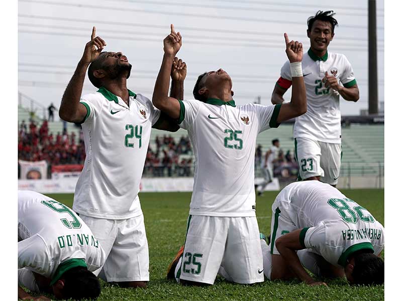 Pemain Timnas Indonesia U-22 Marinus Mariyanto Wanewar (kedua kiri) selaku pencetak gol bersama sejumlah pemain melakukan selebrasi usai mencetak gol ke gawang Timnas Timor Leste U-22 dalam penyisihan grup B SEA Games XXIX Kuala Lumpur di Stadion Majlis Pe