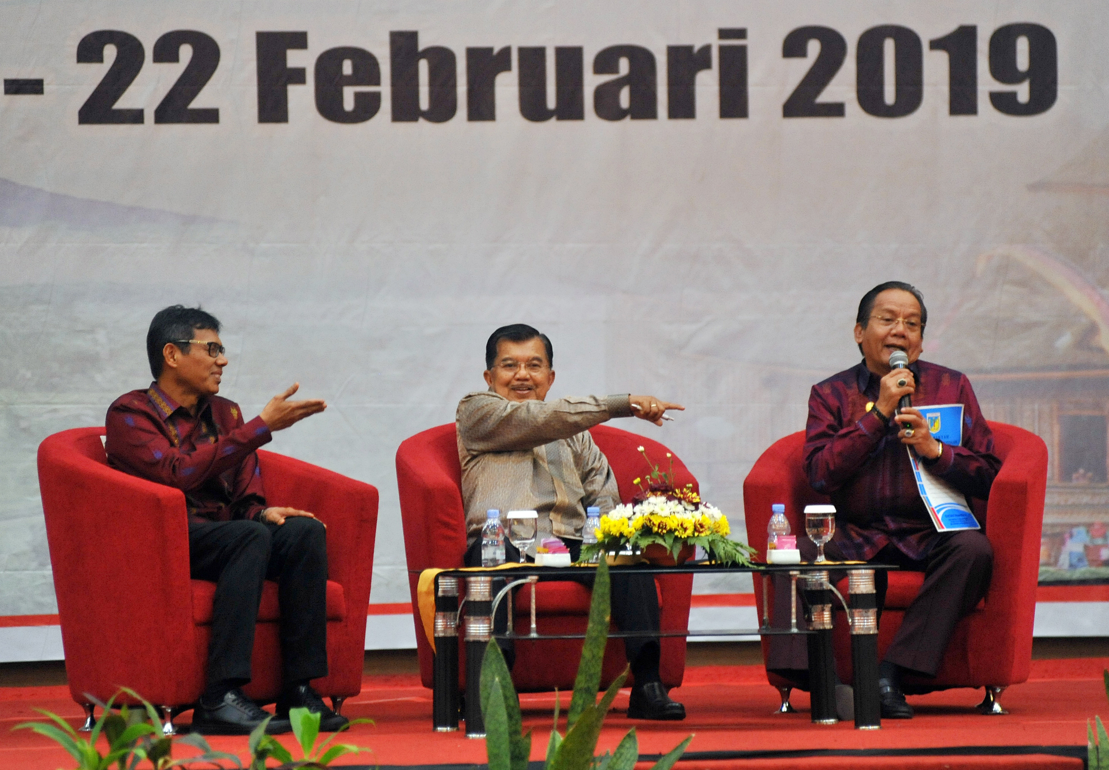 BAHAS KARGO UDARA: Wakil Presiden Jusuf Kalla (tengah) berdiskusi dengan Gubernur Sulteng Longki Djanggola (kanan) sekaligus Ketua APPSI dan Gubernur Sumbar Irwan Prayitno saat menghadiri Rapat Kerja Nasional Asosiasi Pemerintah Provinsi Seluruh Indonesia 