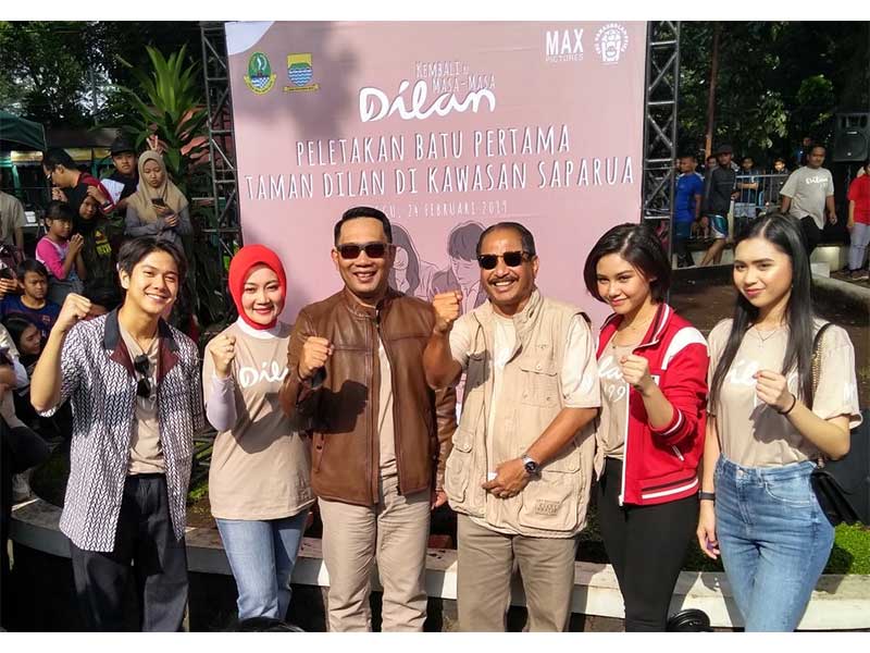 Gubernur Jawa Barat Ridwan Kamil bersama Menteri Pariwisata Arief Yahya dan para pemeran Dilan 1991 berpose usai meresmikan pembangunan Sudut Dilan 