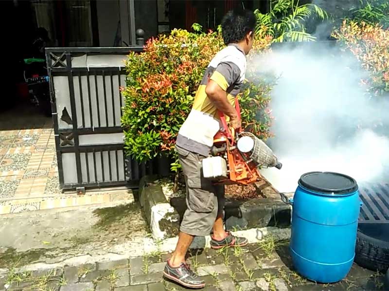 Petugas dari Dinas Kesehatan Kota Tasikmalaya melakukan fogging dilakukannya di Kelurahan Gunung Tandala, Kecamatan Kawalu. 
