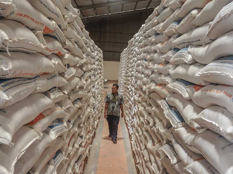 Petugas memeriksa kondisi beras saat kunjungan Tim Sergap dari Staf Teritorial Angkatan Darat di Gudang Bulog Bondansari Wiradesa, Kabupaten Pekalongan, Jawa Tengah, Kamis (14/2/2019). 