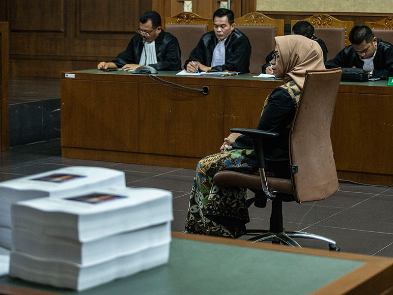 Terdakwa kasus suap PLTU Riau-1 Eni Maulani Saragih (kedua kanan) mengikuti sidang tuntutan, di Pengadilan Tipikor, Jakarta, Rabu (6/2/2019)