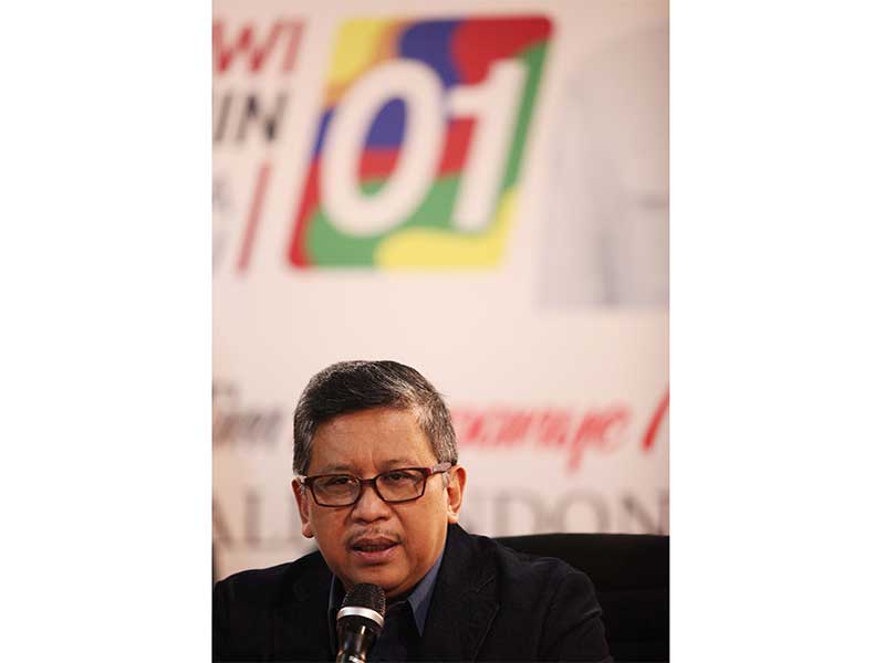 Sekretaris Tim Kampanye Nasional Jokowi-Amin, Hasto Kritiyanto menyampaikan keterangan pers di Posko Cemara, Menteng, Jakarta, Selasa (16/1). 