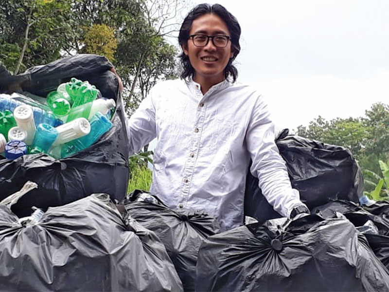 Lukman Nurdiansyah menunjukkan sampah plastik yang telah dikumpulkan dan proses pengolahannya yang berlangsung di RPS Citra di Kabupaten Bogor, Jawa Barat.