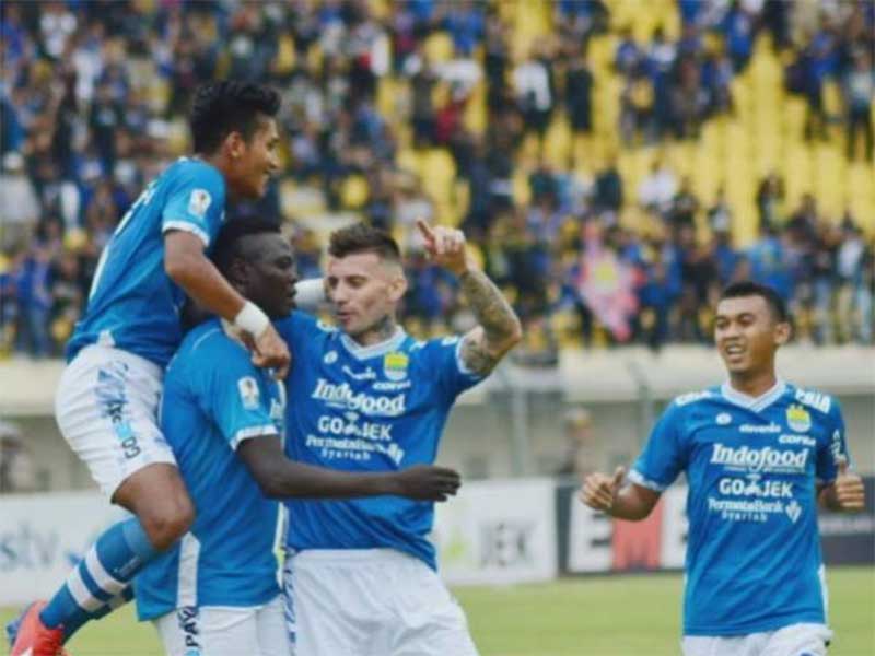 Persib Bandung berhasil membenamkan Persiwa Wamena dengan hattrick milik Ezechiel N'Douassel yang bersarang di gawang Kiper Persiwa, Endang Subrata dalam leg kedua babak 32 besar Piala Indonesia yang berlangsung di Stadion Si Jalak Harupat Bandung, Senin.