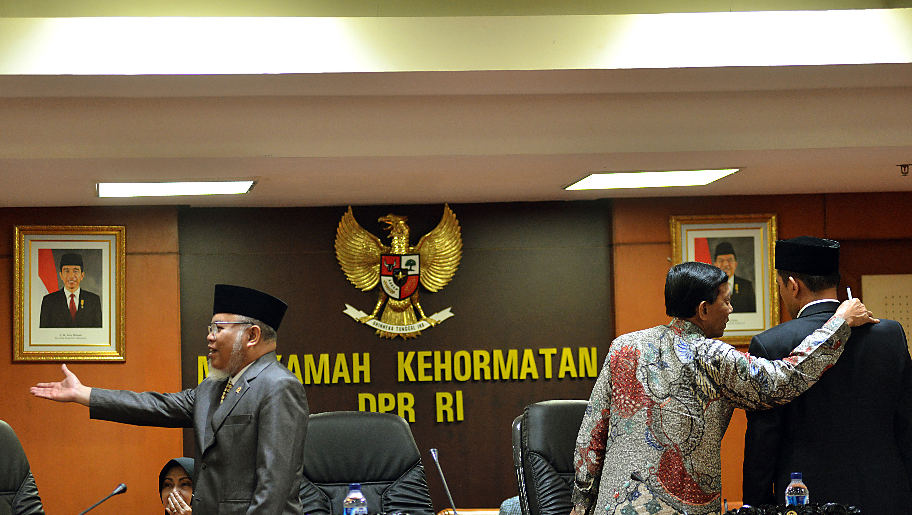  Ketua Mahkamah Kehormatan Dewan (MKD) Surahman Hidayat (kiri) berdiri bersama anggota MKD Guntur Sasono (tengah) dan Maman Imanulhaq setelah menyampaikan keterangan pers di ruang MKD DPR, kompleks parlemen Senayan, Jakarta