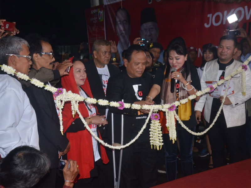 Endang Srikarti Handayani bersama Sukiyat menggunting untaian bunga melati sebagai tanda diresmikannya posko pemenangan Joko Widodo-Ma'ruf Amin, KSK, di Jalan Raya Yogya-Solo.