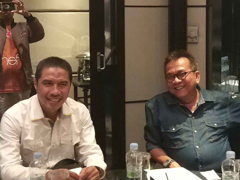 PKS DAN GERINDRA: Ketua DPW DKI PKS Syakir Purnomo (baju putih) dan Ketua DPD DKI Partai Gerindra Mohamad Taufik (baju biru) melakukan pertemuan membahas calon wakil gubernur DKI Jakarta Sabtu (16/2) 