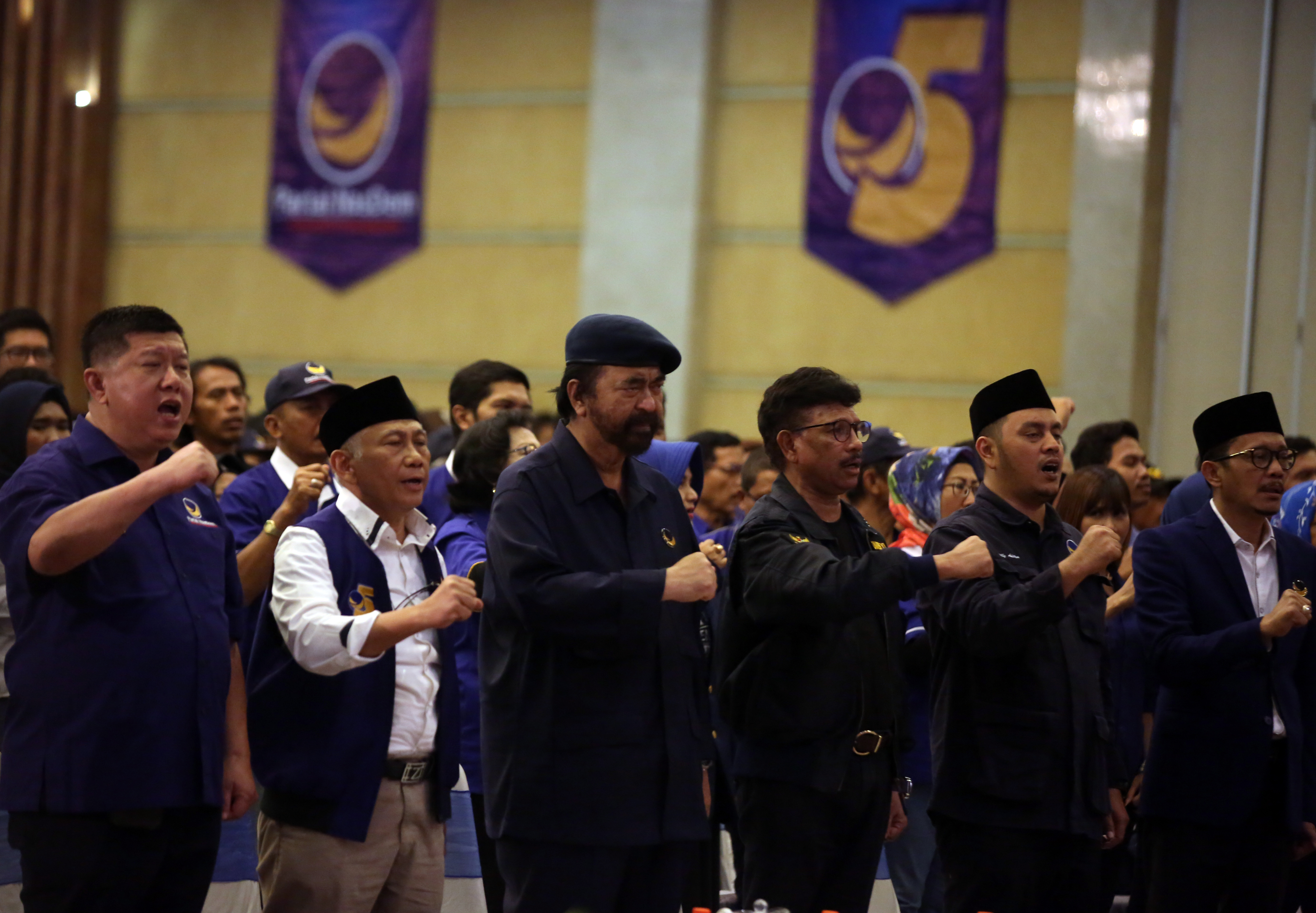 Ketua Umum Partai NasDem Surya Paloh (tengah) didamping Sekjen NasDem Johnny G Plate (tiga kanan), Ketua DPP Nasdem Willy Aditya (dua kanan), Ketua DPP Hasan Aminuddin (kanan), Ketua Bappilu DPP Partai NasDem, Effendy Choirie (Gus Choi) (dua kiri), dan Ben