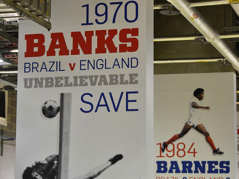 Poster gambar penyelamatan Gordon Banks atas sundulan kepala Pele pada piala dunia antara Brasil melawan Inggris pada tahun 1907.Poster ini di pasang di Stadion Wembley,Inggris pada tanggal 12 Februair 2019 menghormati meninggalnya beliau pada usia 81 tahu