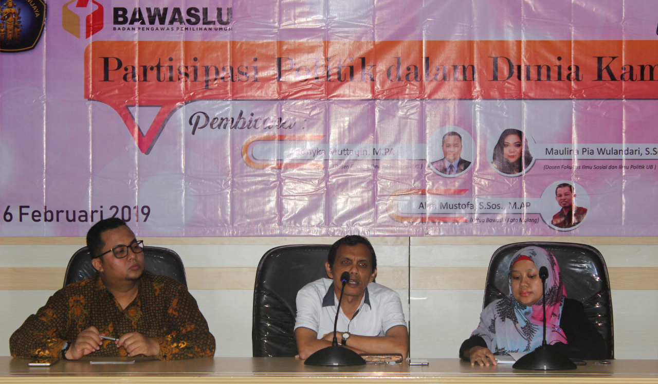 Waspadai Potensi Golput di Kalangan Mahasiswa : Dosen Fakultas Ilmu Administrasi (FIA) Universitas Brawijaya (UB) Andhyka Muttaqin (kiri), Komisioner Bawaslu Kota Malang Rusminfahrizal Rustam dan pakar komunikasi UB Maulina Pia Wulandari (kanan) menjadi pe