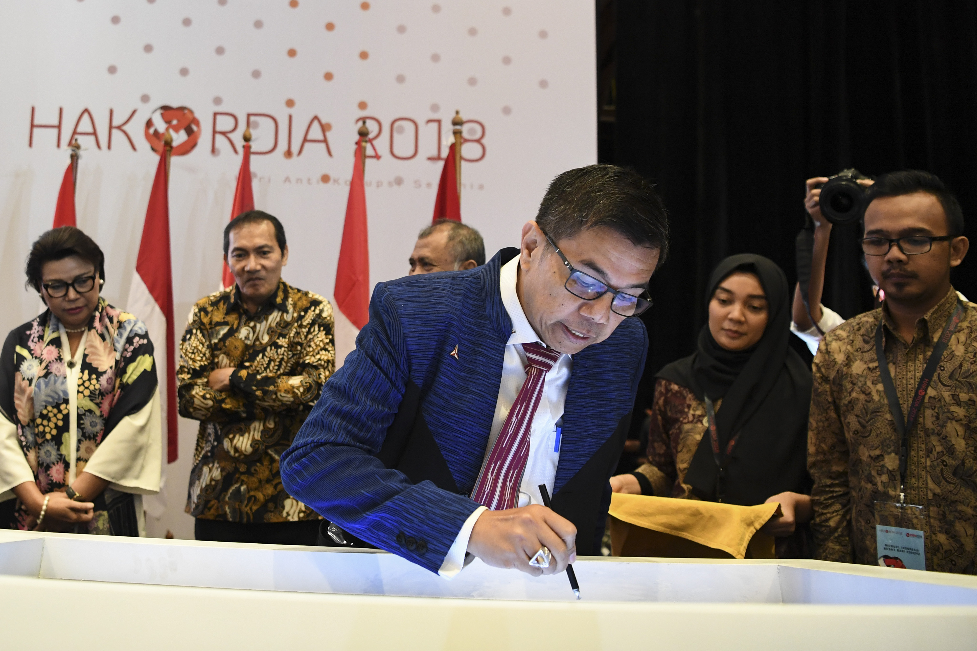 PENANDATANGANAN KOMITMEN INTEGRITAS PARPOL: Sekjen Partai Demokrat Hinca Panjaitan (tengah) disaksikan Pimpinan KPK Basaria Panjaitan (kiri) dan Saut Situmorang (kedua kiri) menandatangani komitmen integritas parpol di Jakarta, Selasa (4/12/2018). Memperin