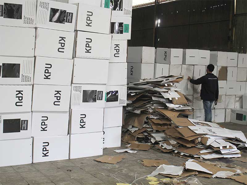  Seorang jurnalis memeriksa kondisi kotak suara yang rusak di gudang logistik KPUD Cirebon, di Plumbon, Cirebon, Jawa Barat, Selasa (12/2/2019).