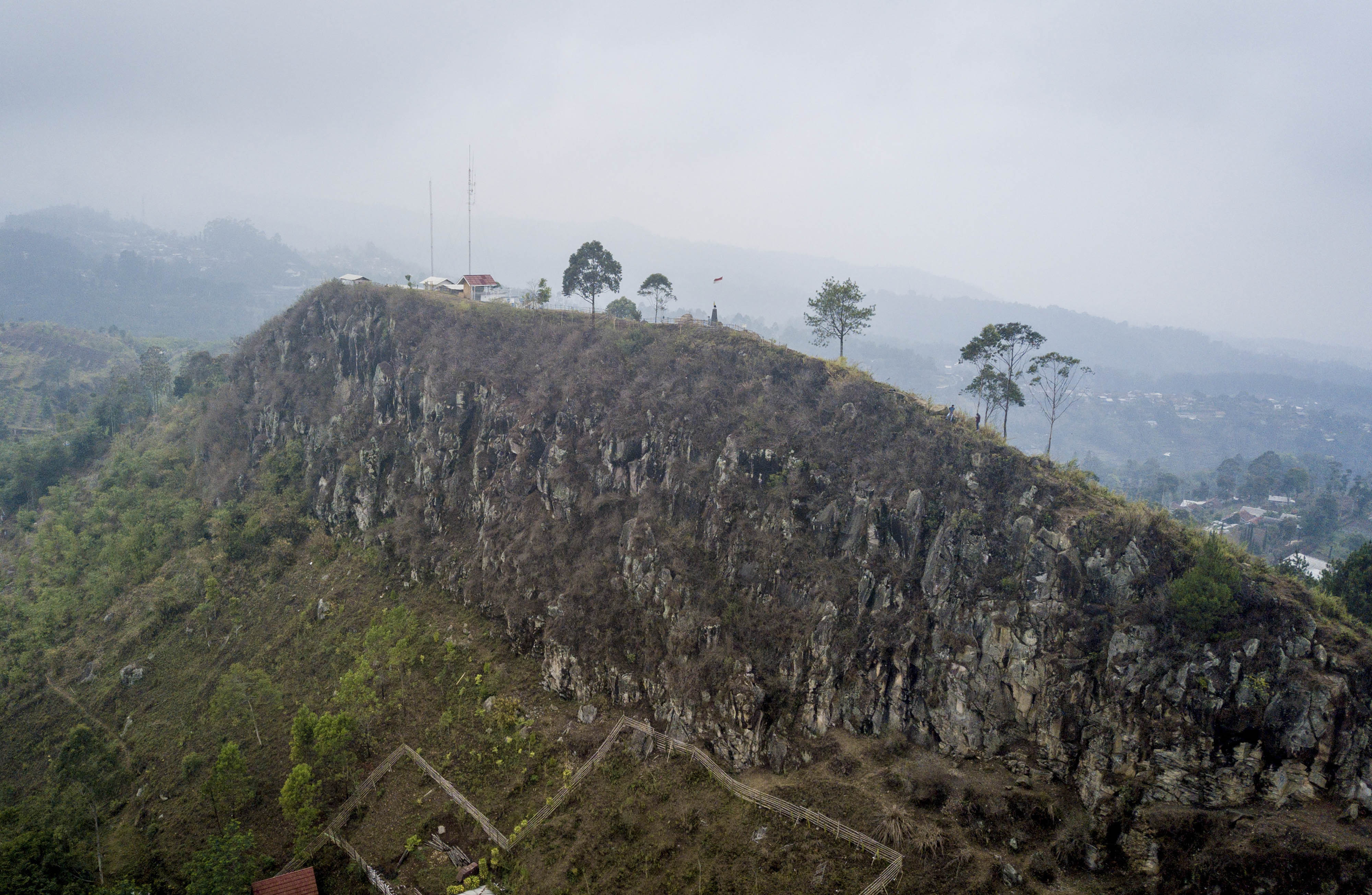Foto udara Gunung Batu yang termasuk dalam sesar Lembang atau patahan Lembang di Kabupaten Bandung Barat, Jawa Barat, Selasa (30/10/2018).