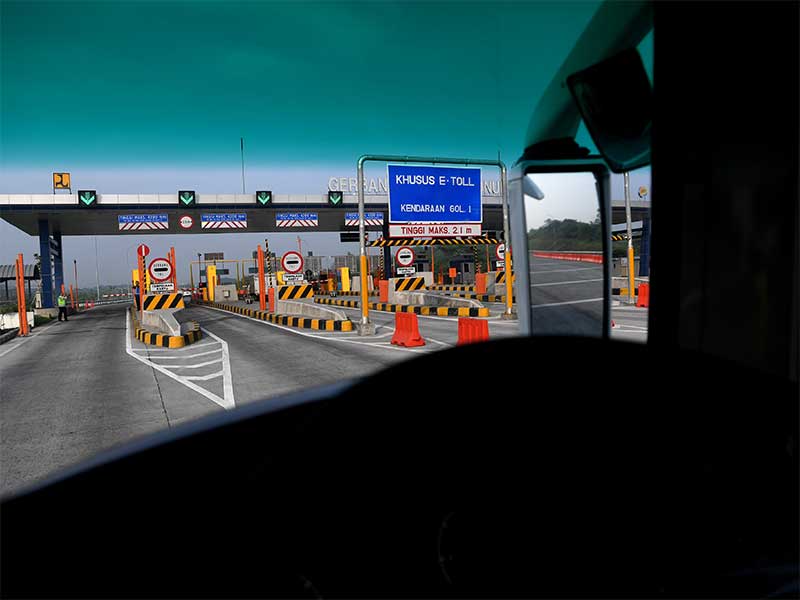 Petugas mengatur kendaraan memasuki pintu Tol Waru Gunung saat penyusuran pra uji laik fungsi dan keselamatan Trans Jawa, Surabaya, Jawa Timur, Jumat (7/12/2018). 