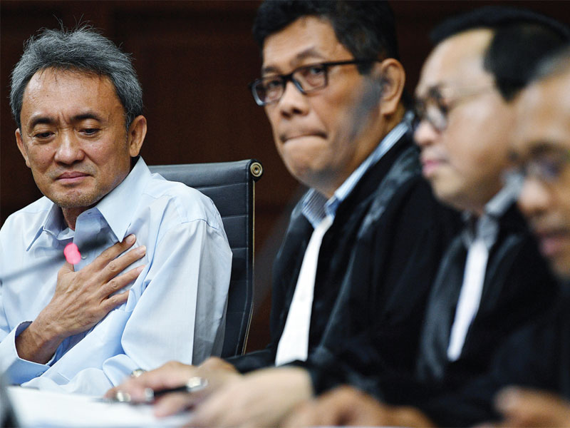 Terdakwa kasus suap pengajuan peninjauan kembali (PK) ke Pengadilan Negeri (PN) Jakarta Pusat, Eddy Sindoro (kiri) menjalani sidang lanjutan di Pengadilan Tipikor, Jakarta, kemarin.