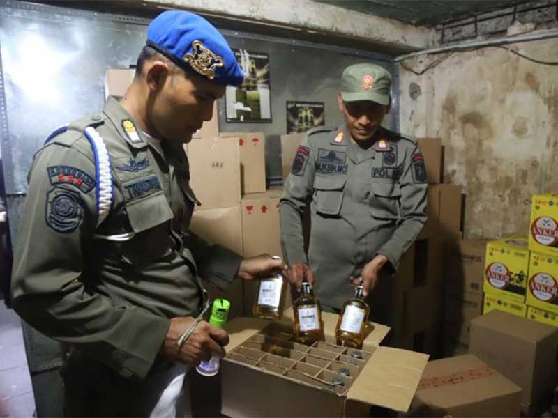 Operasi pekat oleh petugas gabungan Pemkot Jakarta Utara dan TNI-Polri di kawasan Penjaringan, Jakarta Utara, Minggu (24/2/2019) mengamankan  2.160 botol minuman keras. 