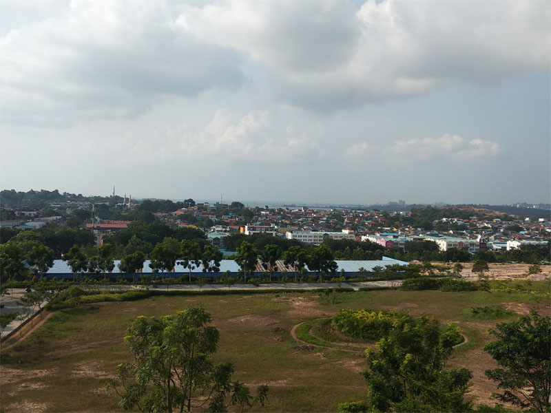 Sudah tiga hari berturut- turut di Pulau Batam melonjak drastis, Rabu (14/8), peningkatan suhu udara di Batam yang mencapai 38 derajat celsius diduga akibat maraknya pembakaran hutan di Pulau Sumatera dan Kalimantan. Sebelumnya, suhu di Batam hanya mencapa