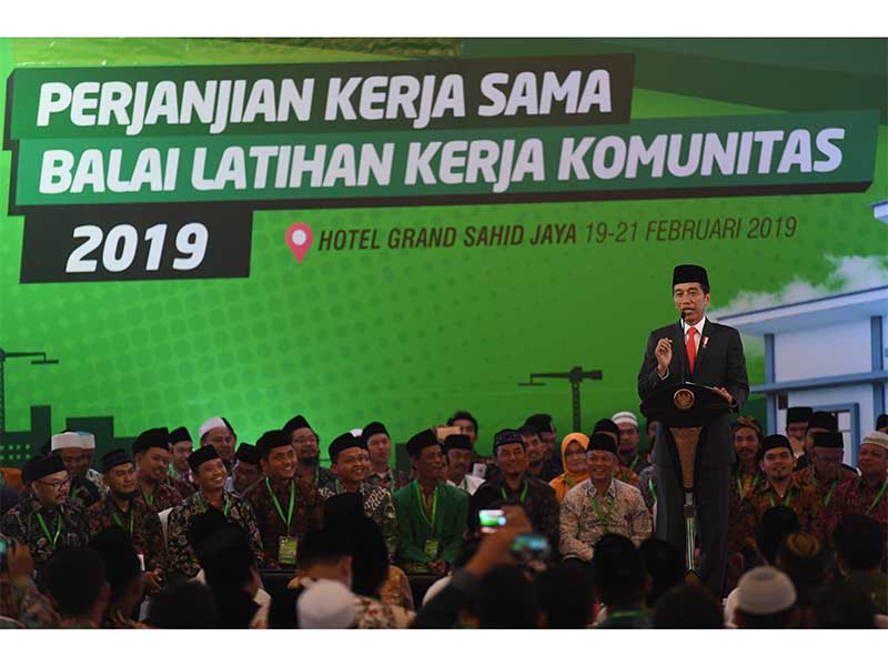 Presiden Joko Widodo memberikan pidato dalam acara penandatangan perjanjian kerja sama Balai Latihan Kerja (BLK) Komunitas 2019 di Jakarta, Rabu (20/2/2019).
