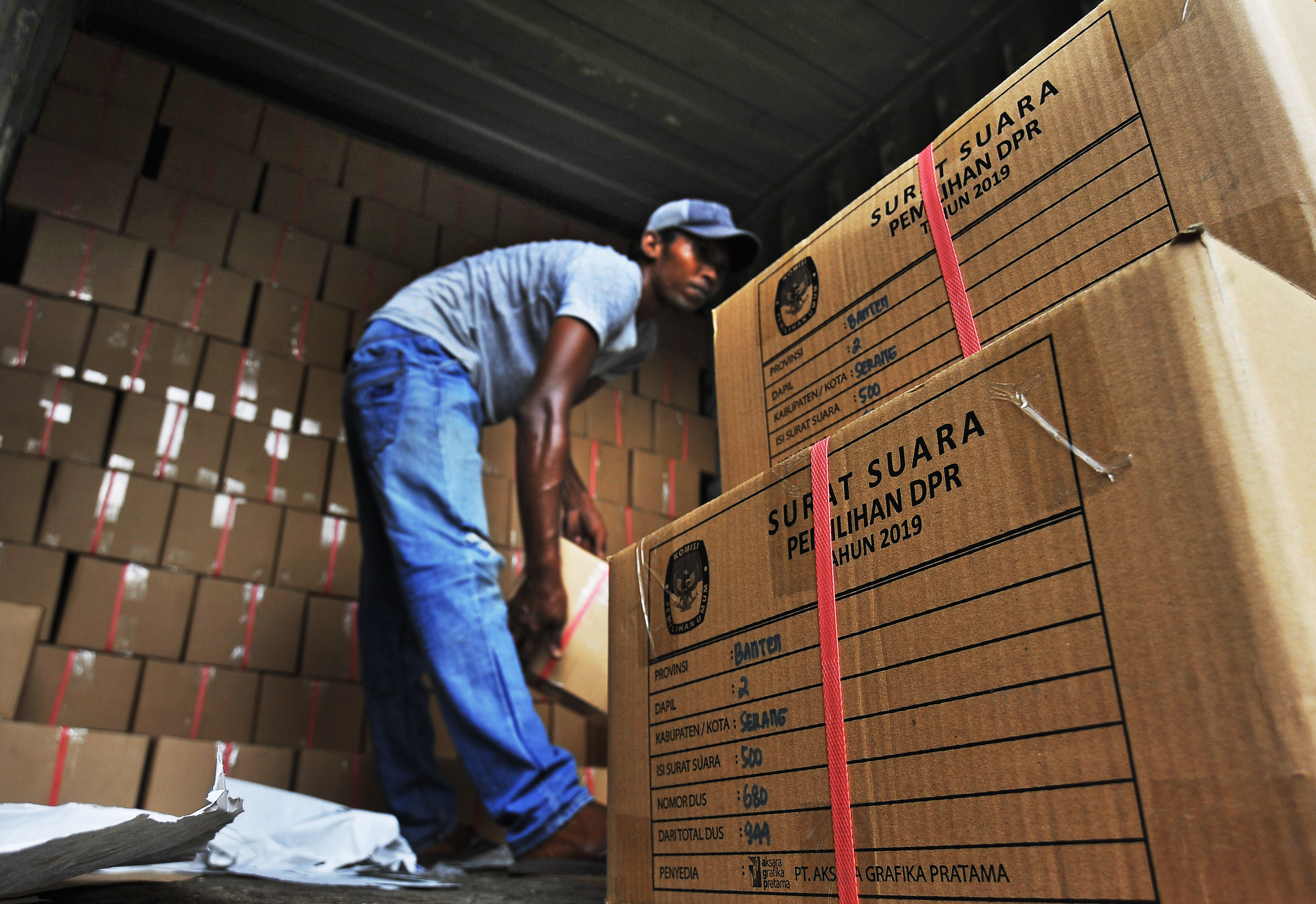 Pekerja menumpuk dus berisi surat suara Pemilu di Gudang KPU Kota Serang, Banten