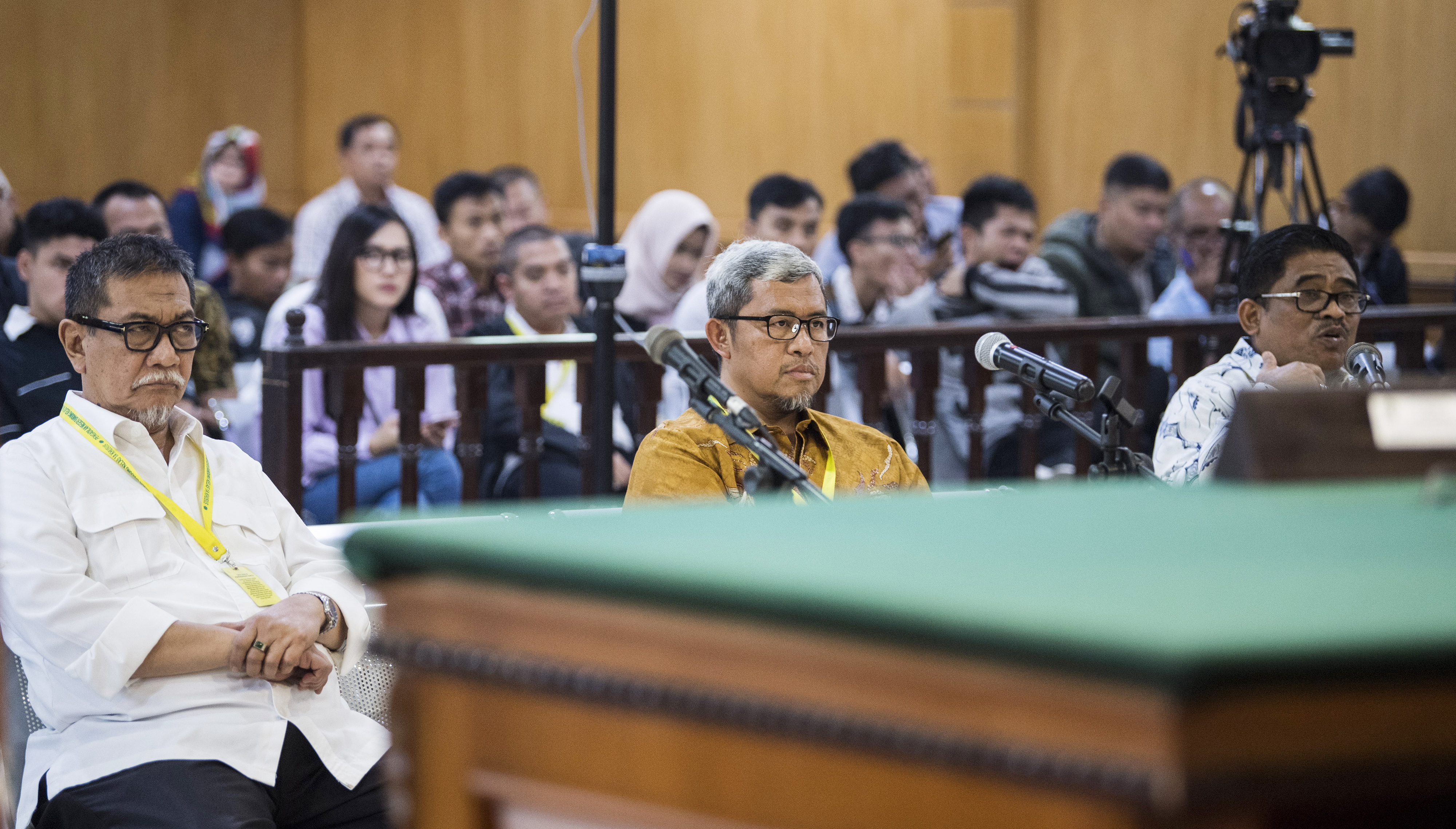  Mantan Gubernur dan Wakil Gubernur Jawa Barat Ahmad Heryawan (tengah), Deddy Mizwar (kiri) dan Direktur Jenderal Otonomi Daerah (Dirjen Otda) Kemendagri Sumarsono (kanan) menjawab pertanyaan hakim saat sidang lanjutan suap perizinan Proyek Meikarta di PN 