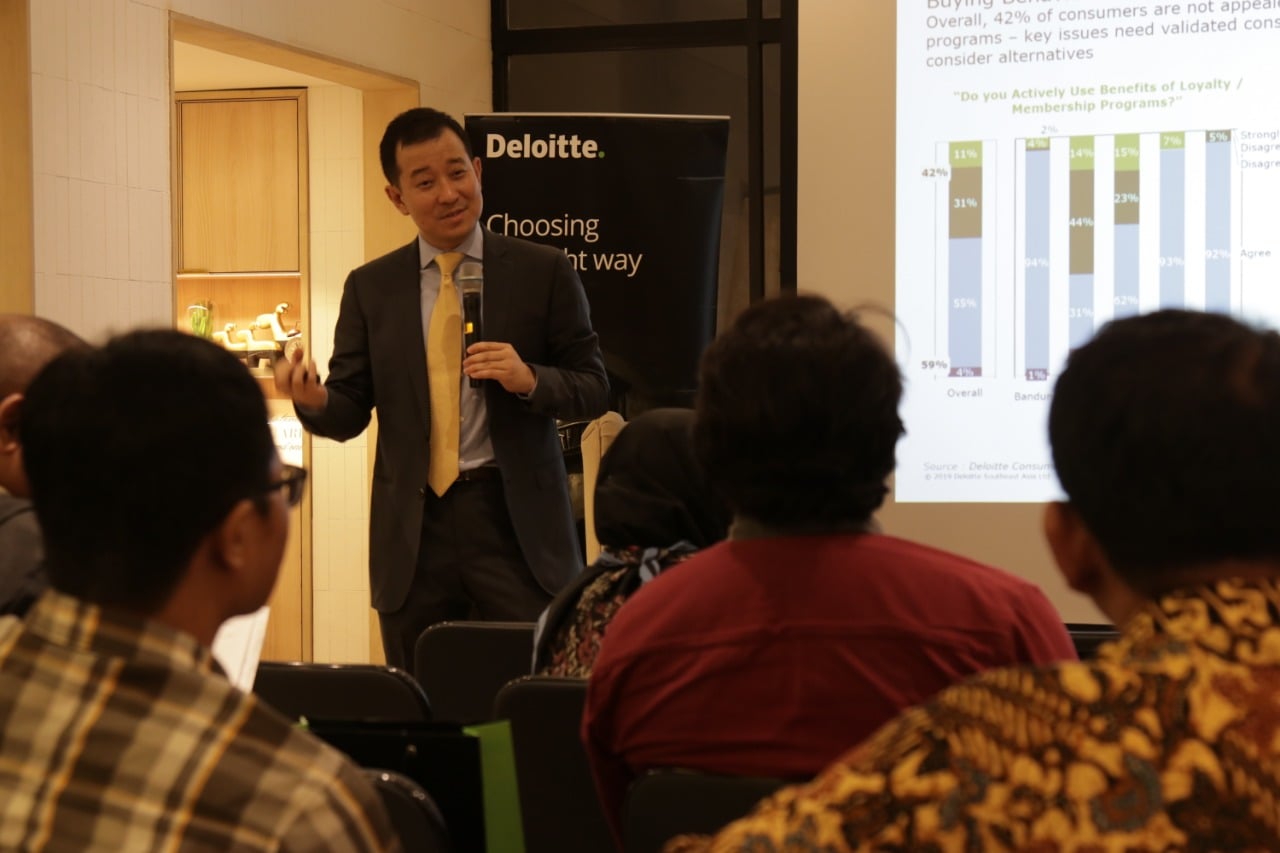 r Director Consulting Deloitte Southeast Asia Stanley Kyung Sup Song saat memaparkan penelitian Deloitte di Indonesia, Selasa (26/3)