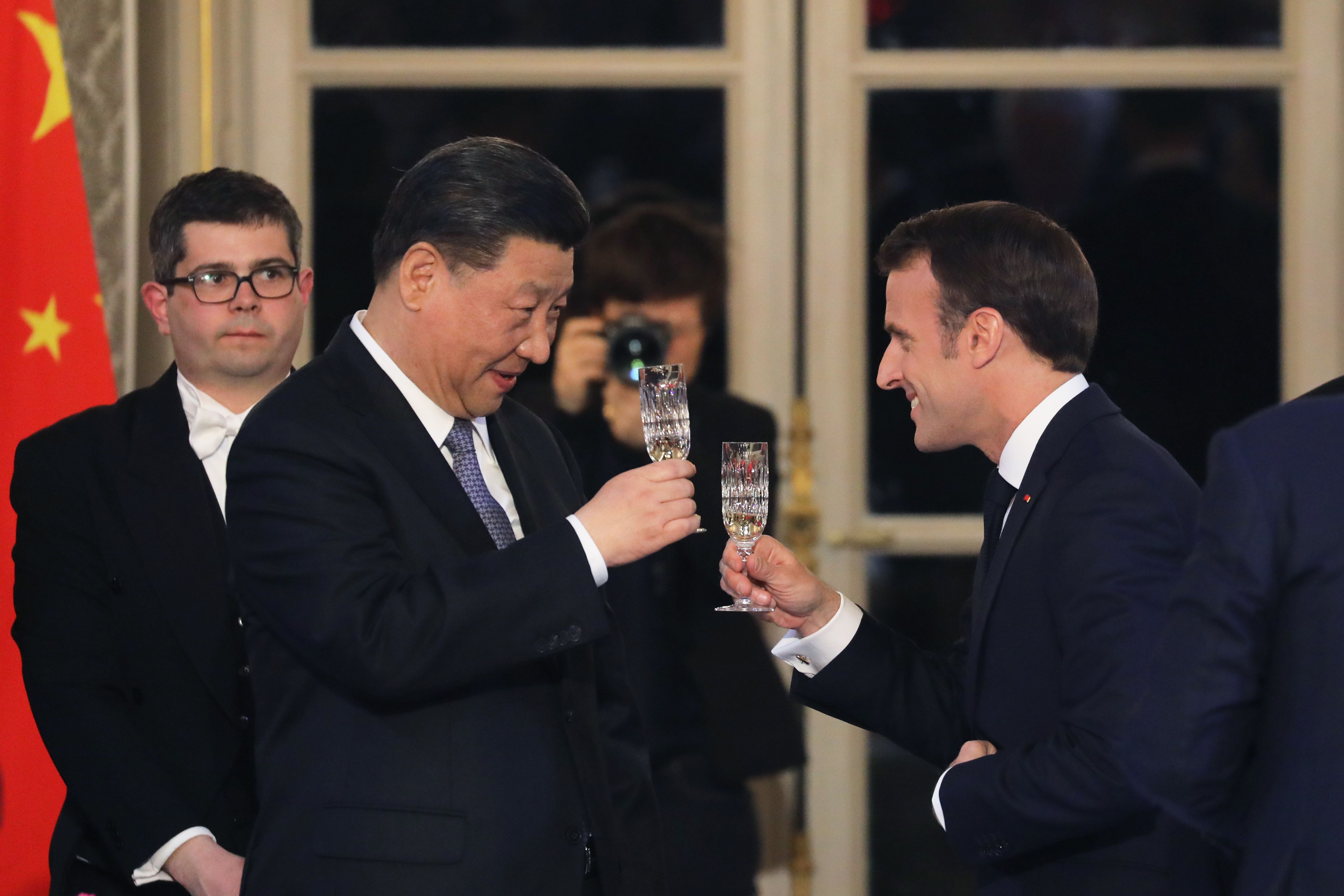 Presiden Tiongkok Xi Jinping (kiri) dan Presiden Prancis Emmanuele Macron