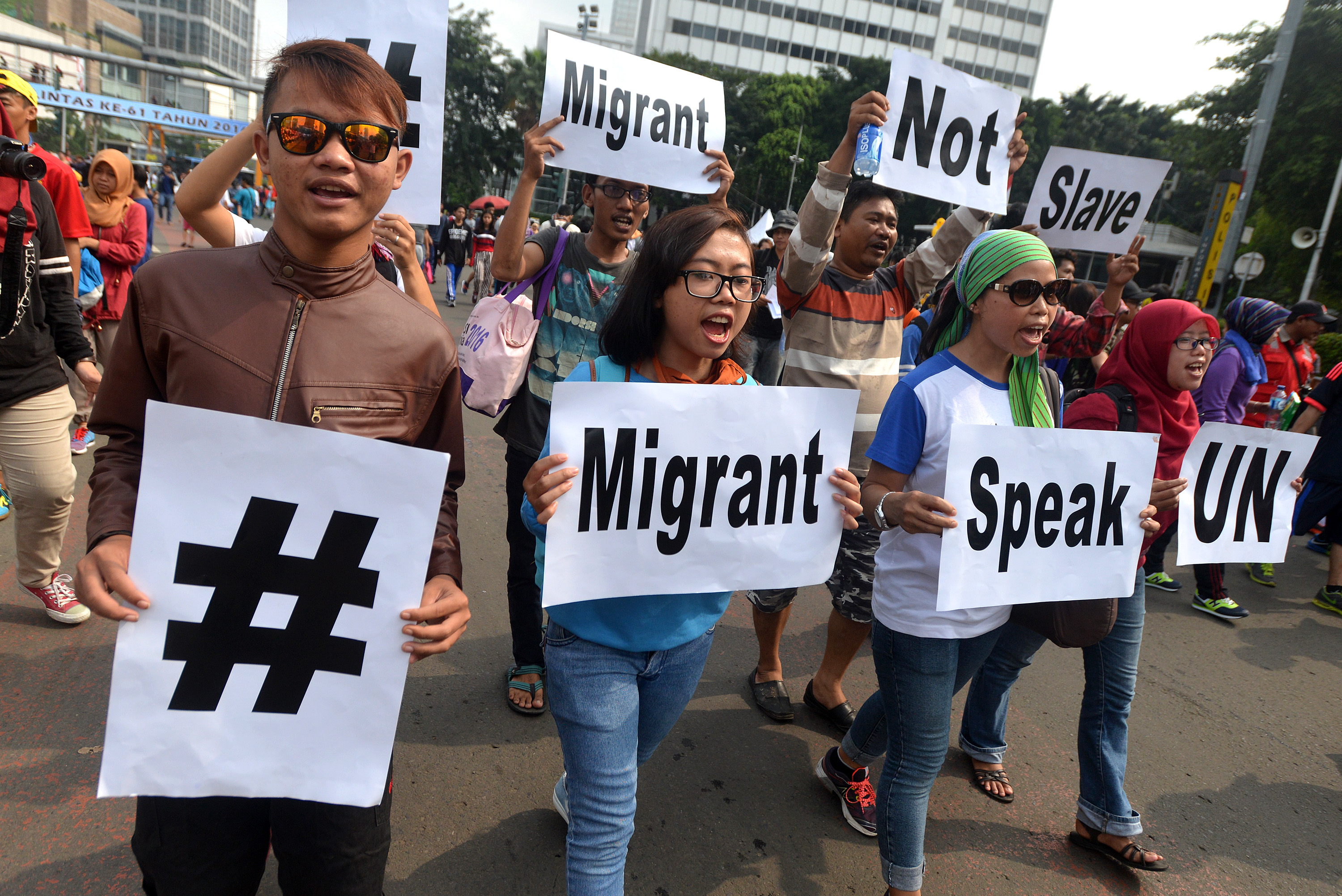 Keluarga buruh migran dan organisasi masyarakat sipil menggelar kampanye simpatik di Jakarta.