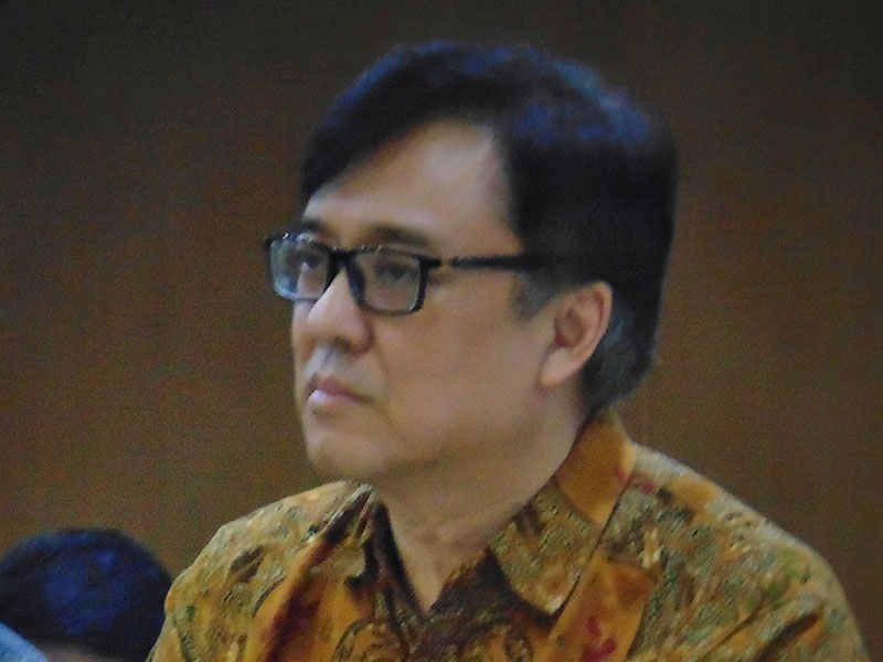 SIDANG PUTUSAN: : Terdakwa kasus dugaan suap perizinan proyek Meikarta Billy Sindoro mendengarkan pembacaan putusan saat sidang lanjutan di pengadilan Tipikor, Bandung, Jawa Barat, kemarin.