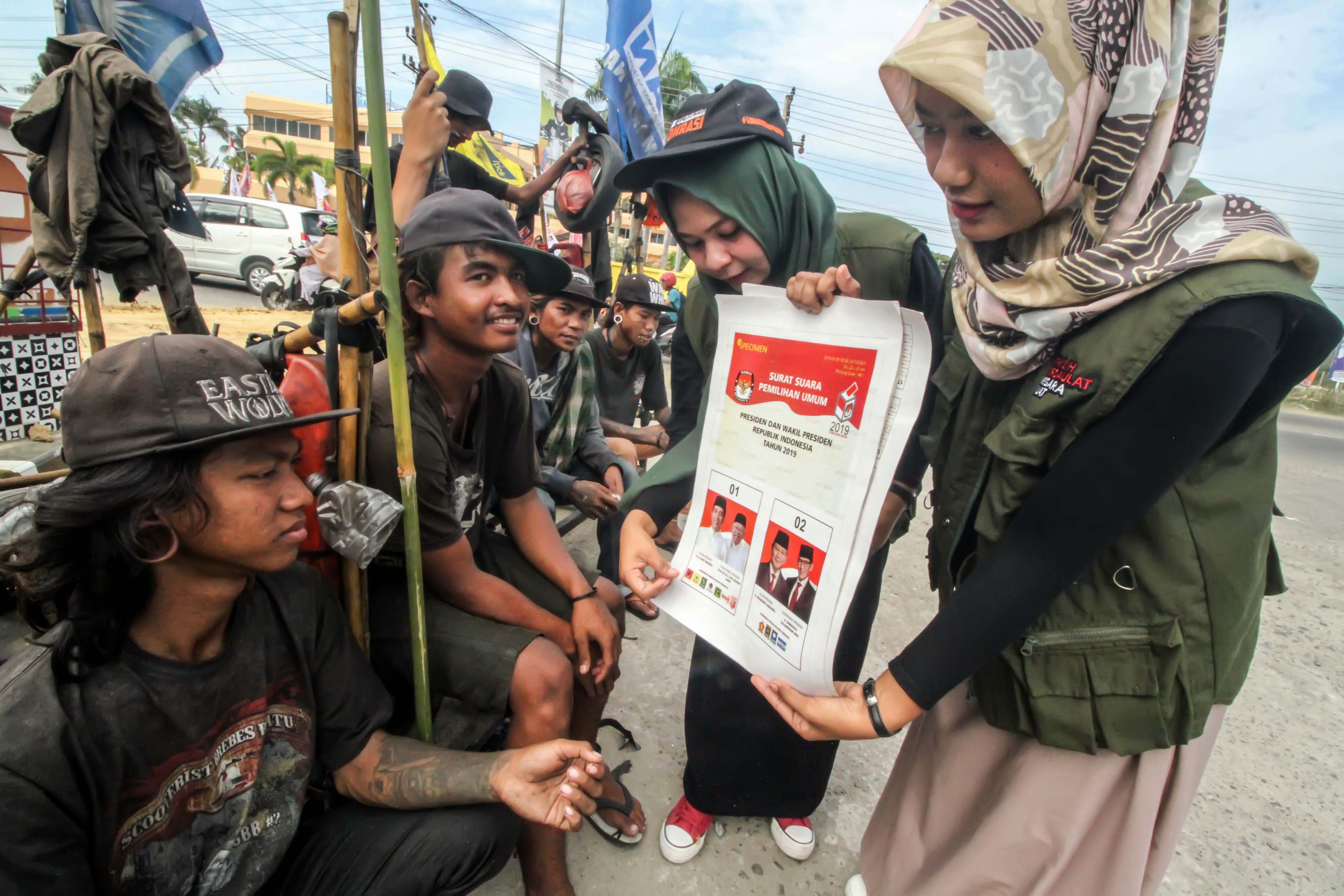 Relawan basis marjinal Komisi Independen Pemilihan (KIP) Lhokseumawe mensosialisasikan Pemilihan Umum (Pemilu) kepada kaum marjinal jalanan