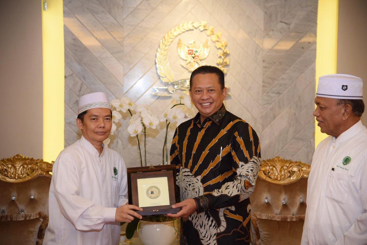 Ketua DPR RI Bambang Soesatyo saat menerima pengurus Ikatan Persaudaraan Haji Indonesia (IPHI), di ruang kerja Ketua DPR RI, Jakarta.