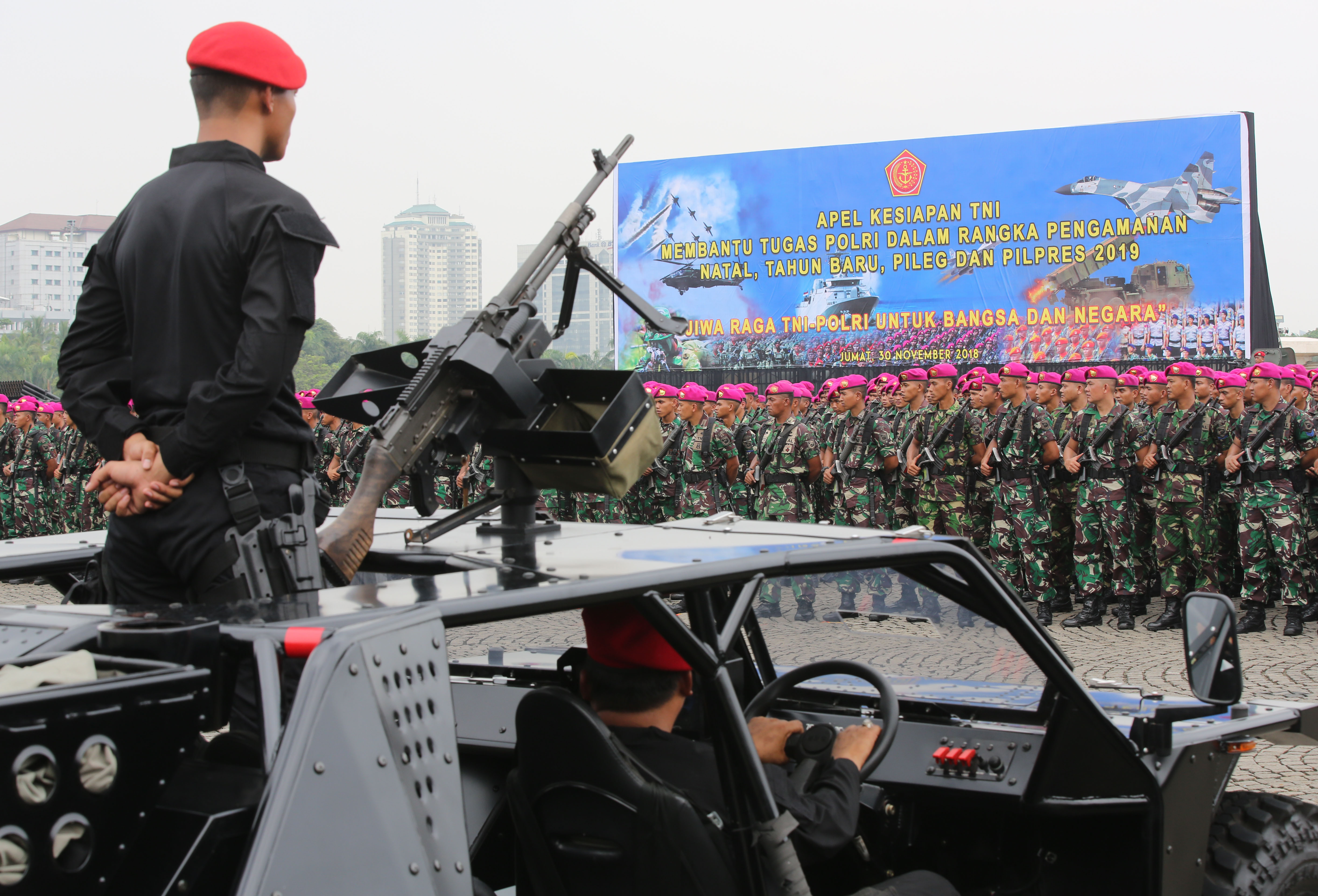 Alutsista diperagakan saat apel TNI di lapangan silang Monas, Jakarta pada akhir 2018.