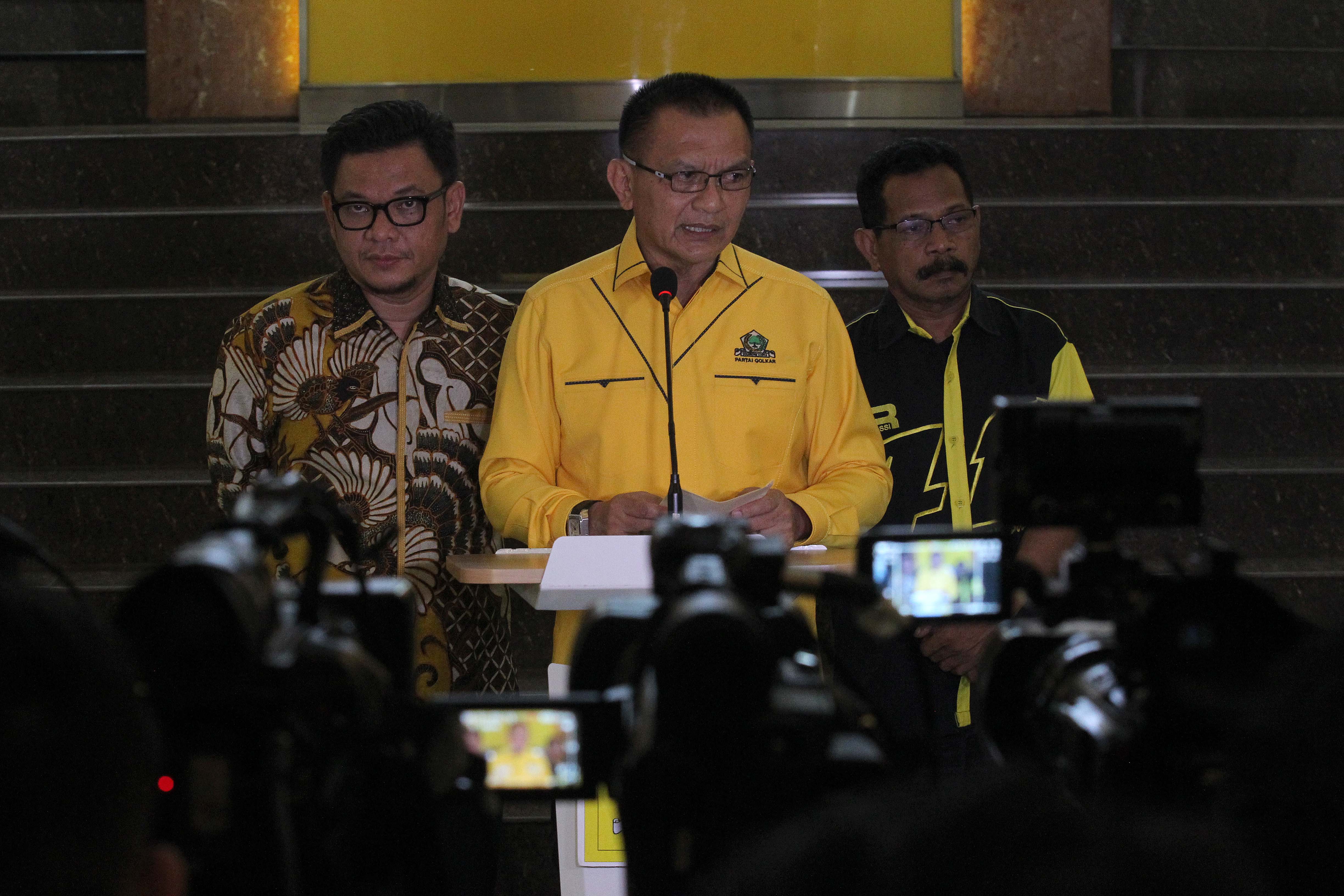 Sekjen Partai Golkar Lodewijk Freidrich Paulus (tengah) menyampaikan keterangan pers di kantor DPP Partai Golkar, Slipi, Jakarta, hari ini.