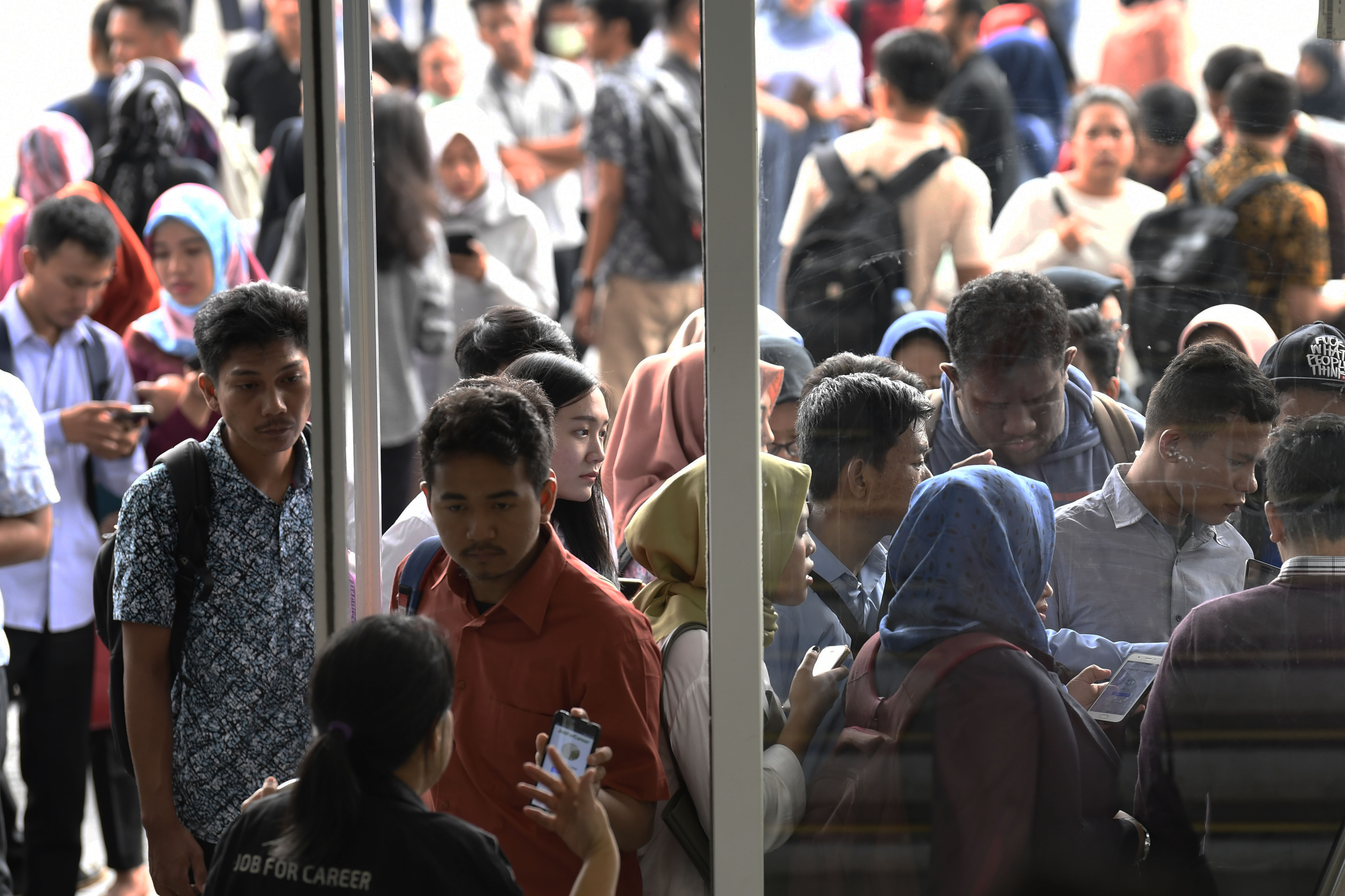 Para pencari kerja antre memasuki area Indonesia Spectacular Job Fair 