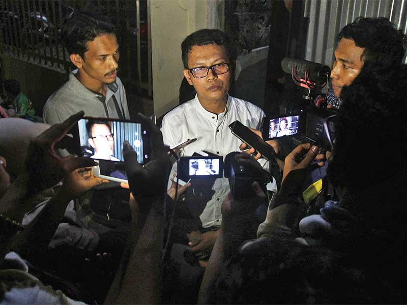 KELUARGA KORBAN PENEMBAKAN SELANDIA BARU: Para wartawan mewawancarai Hendra Yaspita, kakak Zulfi rmansyah, WNI yang menjadi korban penembakan di Selandia Baru, di rumah keluarga korban di Padang, Sumatra Barat, kemarin. Pihak keluarga korban meminta pemeri