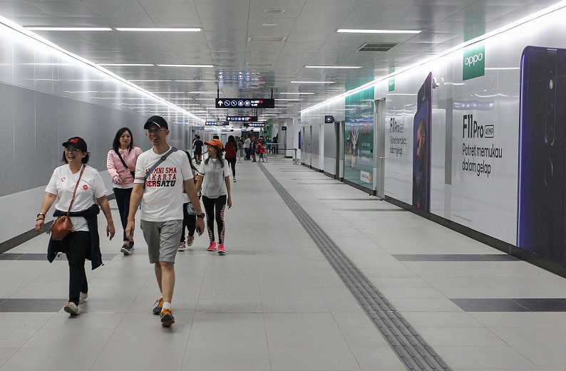 Suasana di dalam stasiun Moda Raya Terpadu (MRT) Bundaran HI, saat uji coba publik di akhir pekan, Jakarta, Minggu (17/3). 