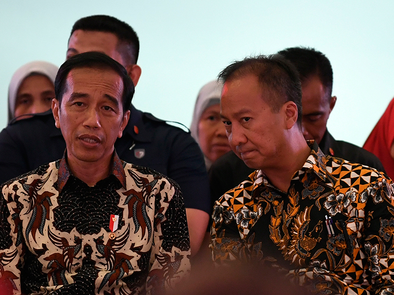 PEMERINTAH SALURKAN BANTUAN SOSIAL PKH: Presiden Joko Widodo (kiri) berbincang dengan Menteri Sosial Agus Gumiwang Kartasasmita (kanan) saat menghadiri penyaluran Bantuan Sosial Program Keluarga Harapan (PKH) Tahun 2019 di Sukmajaya, Depok, Jawa Barat, Sel