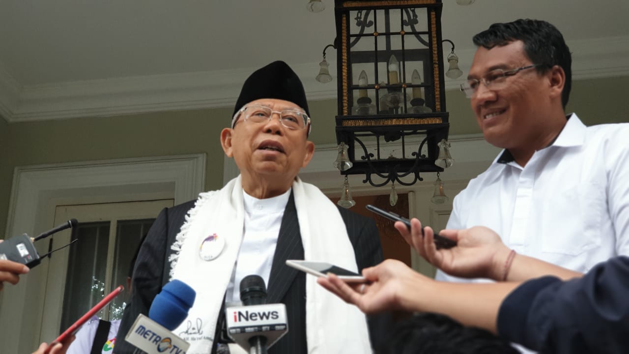 CALON Wakil Presiden nomor urut 01 KH Ma'ruf Amin saat diwawancarai di Rumah Situbondo, Menteng, Jakarta Pusat, Senin (25/3).