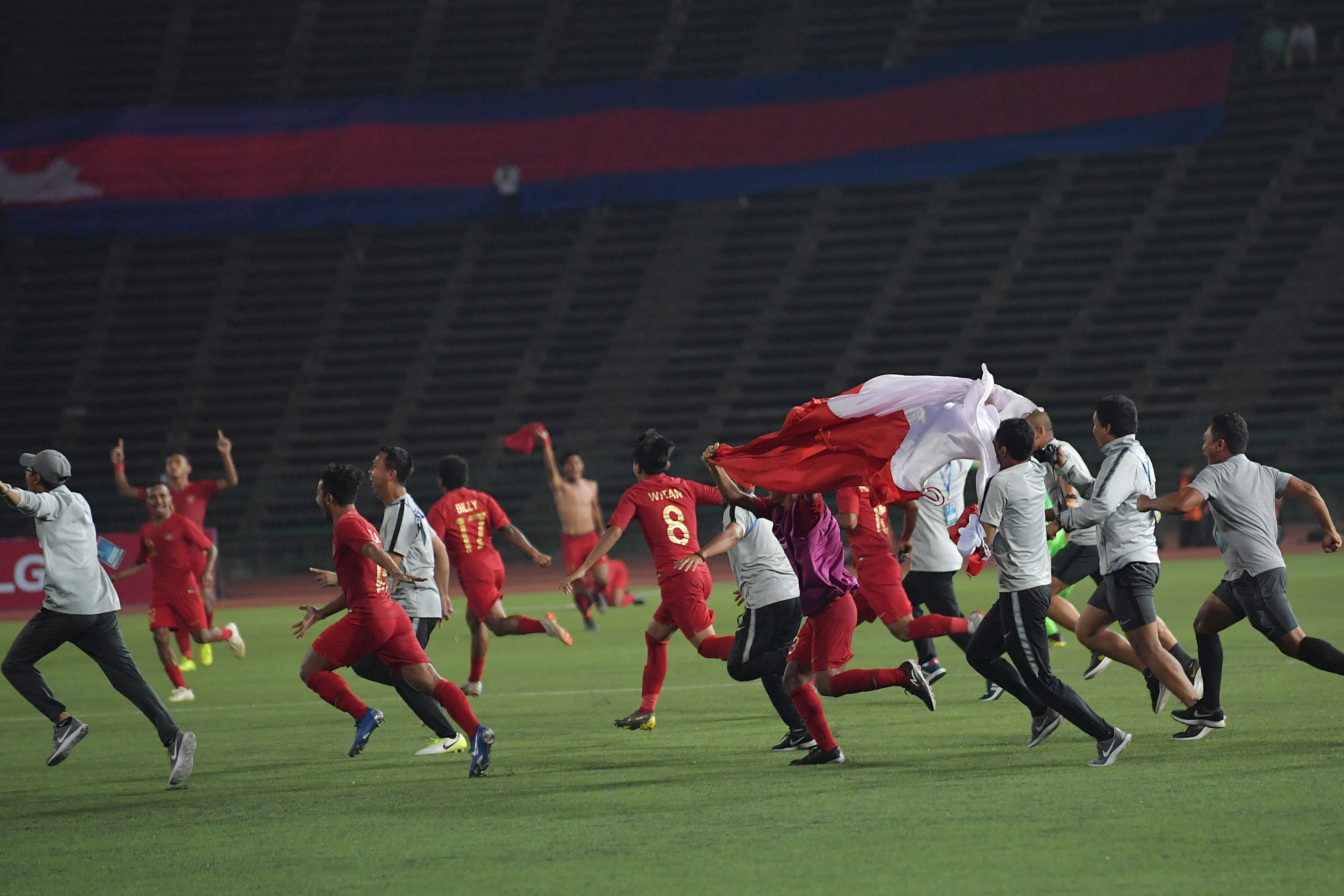 INDONESIA RAIH PIALA AFF U-22: Pemain dan ofisial Timnas U-22 Indonesia melakukan selebrasi setelah berhasil memenangi babak Final Piala AFF U-22 di Stadion Nasional Olimpiade Phnom Penh, Kamboja, Selasa (26/2/2019)