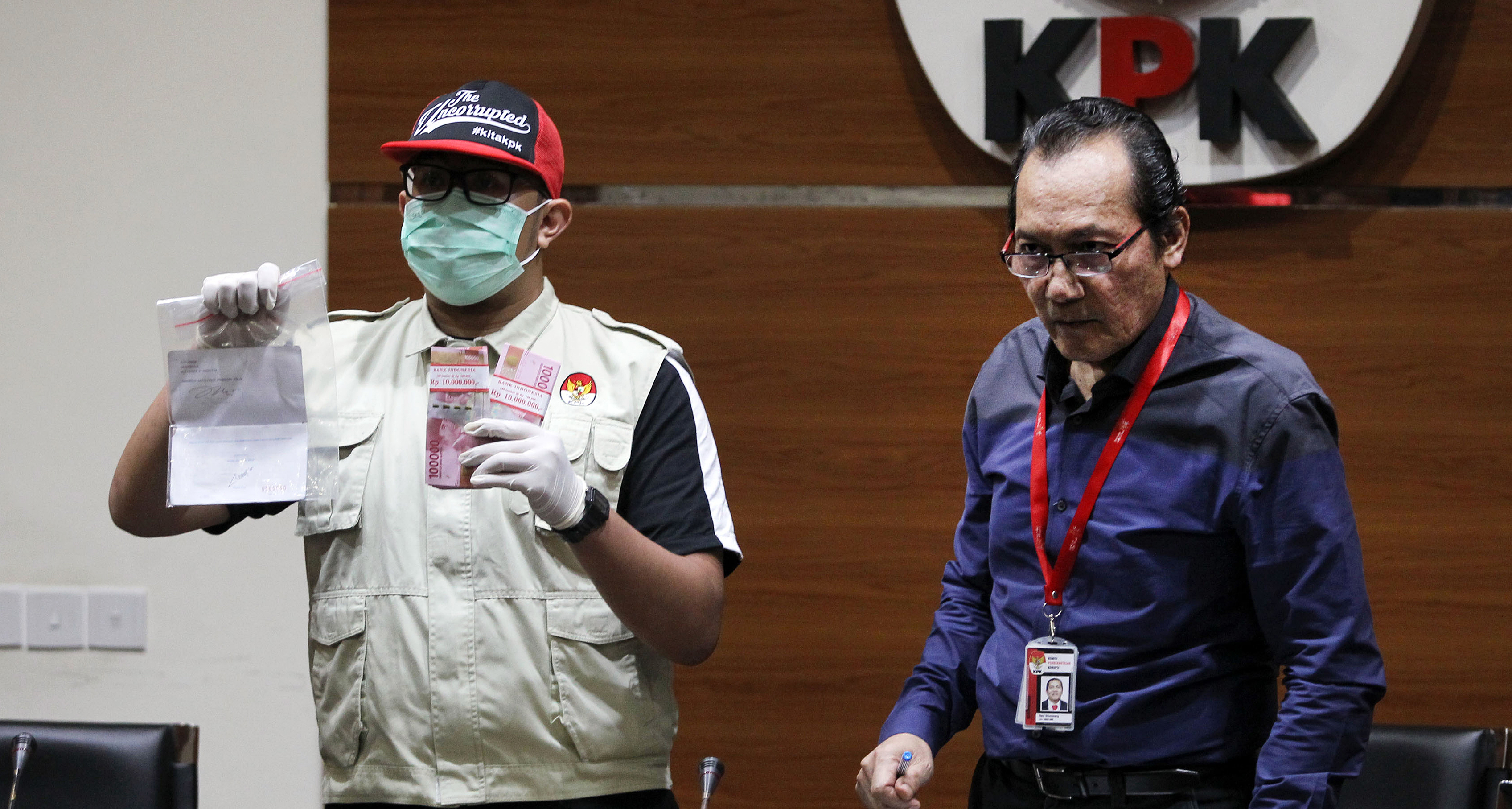 : Wakil Ketua Komisi Pemberantasan Korupsi (KPK) Saut Situmorang (kanan) bersama penyidik KPK menunjukan barang bukti OTT Krakatau Steel