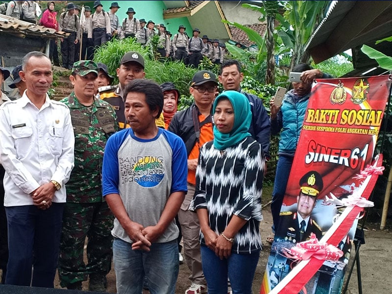 Suhana dan keluarganya terpaksa tinggal di bekas kandang sapi karena tidak memiliki biaya untuk merehab rumah.