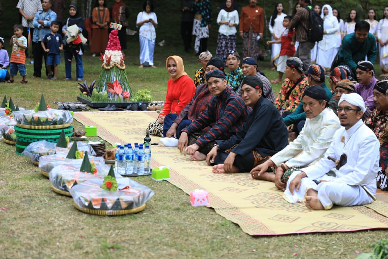 Gubernur Jawa Tengah Ganjar Pranowo di acara Kenduri Nusantara di Gunung Tidar, Magelang, Jawa tengah, Minggu (24/3)